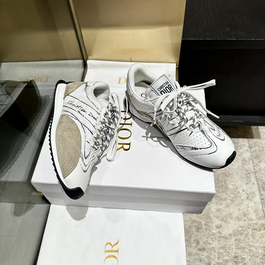 👟👟Ex-factory price 560👟👟 2025, new series, this Dior, C'est sneaker shows eye-catching and fashionable style. Carefully crafted, the 3D printed design of the upper is super fashionable, and the details also add a touch of elegance. The lightweight two-tone sole offers exceptional comfort and sporty style. Can add a stylish touch to any casual look. The tongue and sole are decorated with the Christian Paris logo, and the cowhide design is styled. Women's size 35-40